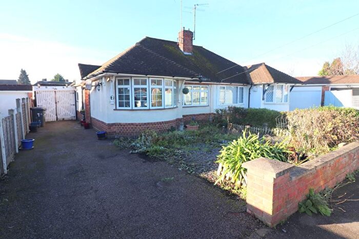 2 Bedroom Bungalow For Sale In Hathaway Close, Luton, Bedfordshire, LU4