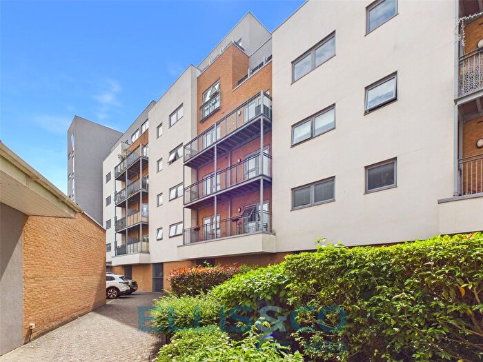 2 Bedroom Flat For Sale In Sovereign Way, Tonbridge, Kent, TN9