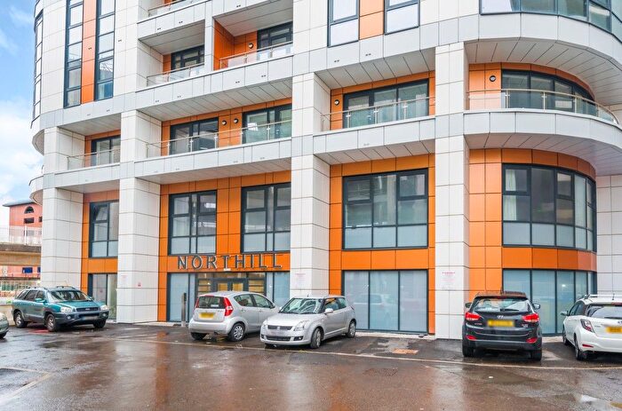 2 Bedroom Flat To Rent In Furness Quay, Salford, Greater Manchester, M50