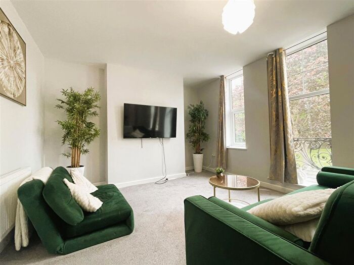 2 Bedroom Flat To Rent In North Street, Rochester, ME2