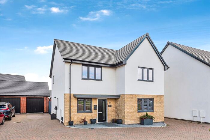 4 Bedroom Detached House For Sale In Wheatfield Drive, Curbridge, Witney, OX29