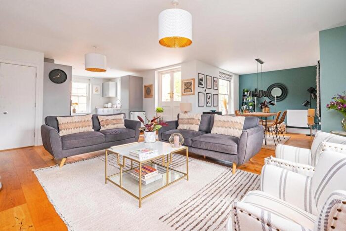 2 Bedroom Flat For Sale In Adams Walk, Midhurst, West Sussex, GU29