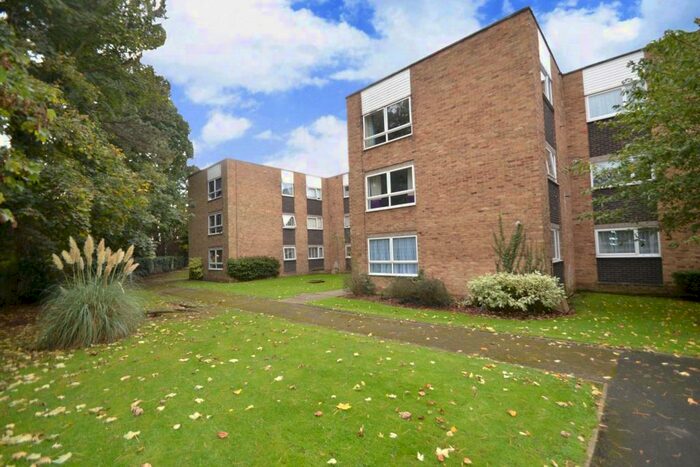 2 Bedroom Flat To Rent In Lampits, Hoddesdon, Hertfordshire, EN11