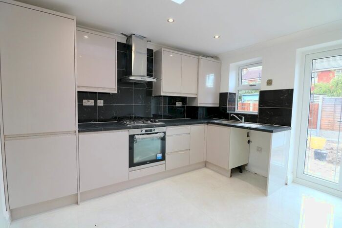 Terraced House To Rent In Dahlia Gardens, Ilford, IG1