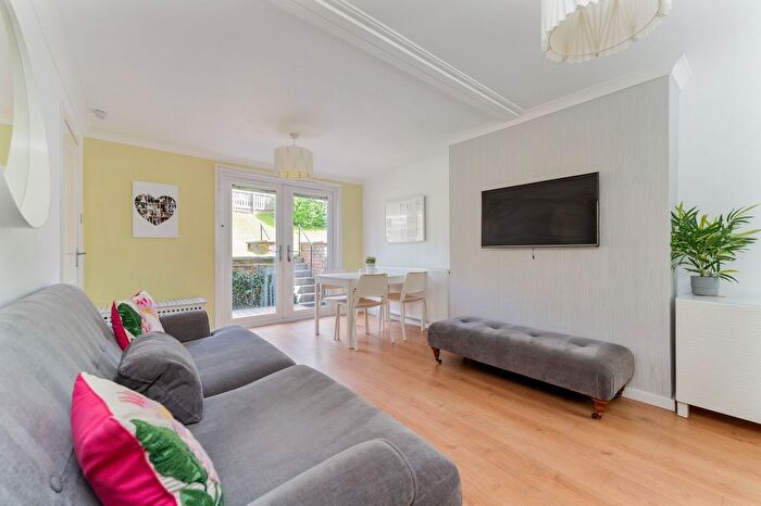 3 Bedroom Semi-Detached House For Sale In Dumbuck Road, Dumbarton, G82