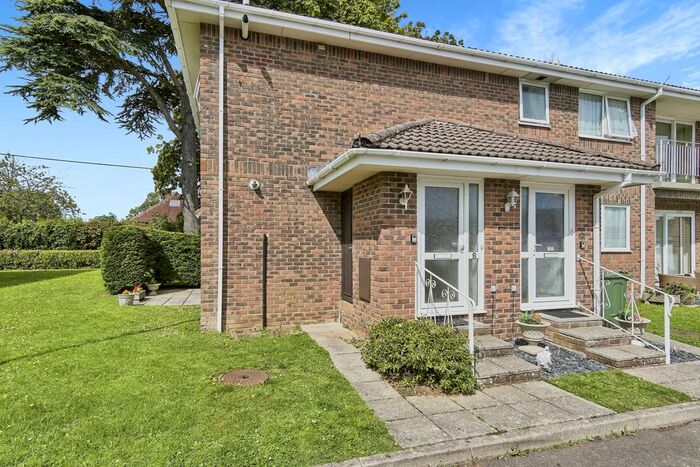 2 Bedroom Flat To Rent In Grange Gardens, Bembridge, PO35