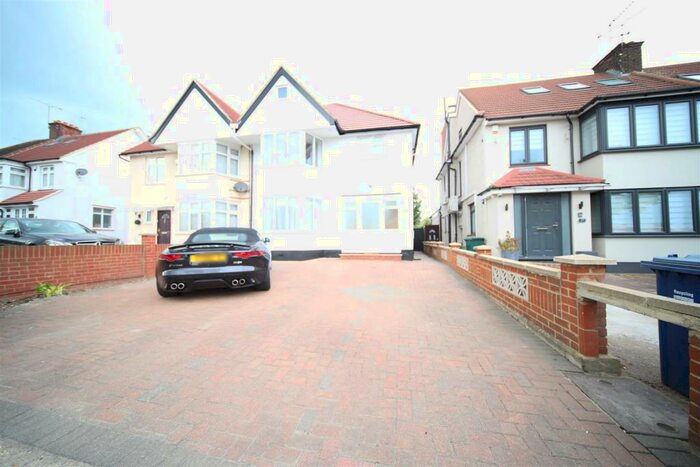 2 Bedroom Flat To Rent In Summers Lane, London, N12