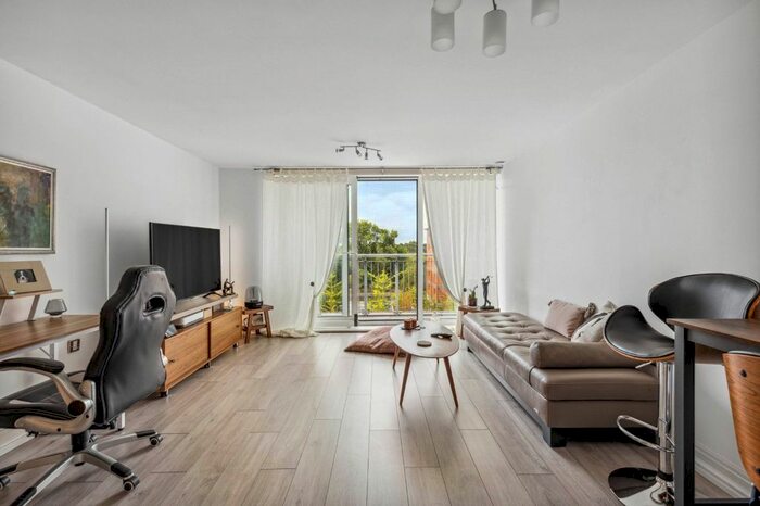 1 Bedroom Flat To Rent In Holland Gardens, Brentford, TW8