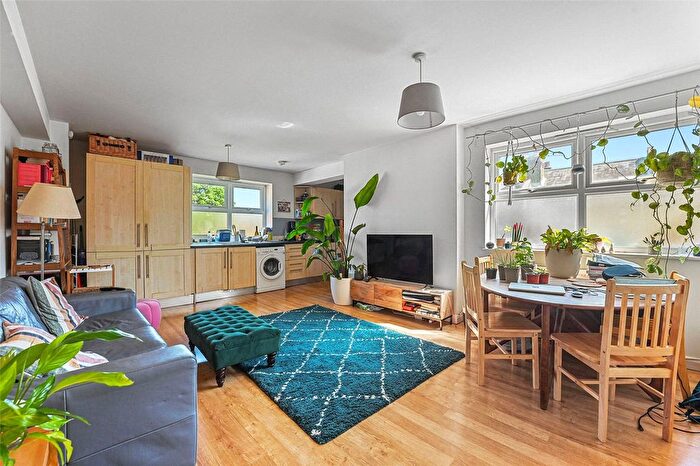 2 Bedroom Flat To Rent In Somerford Grove, Hackney, London, N16