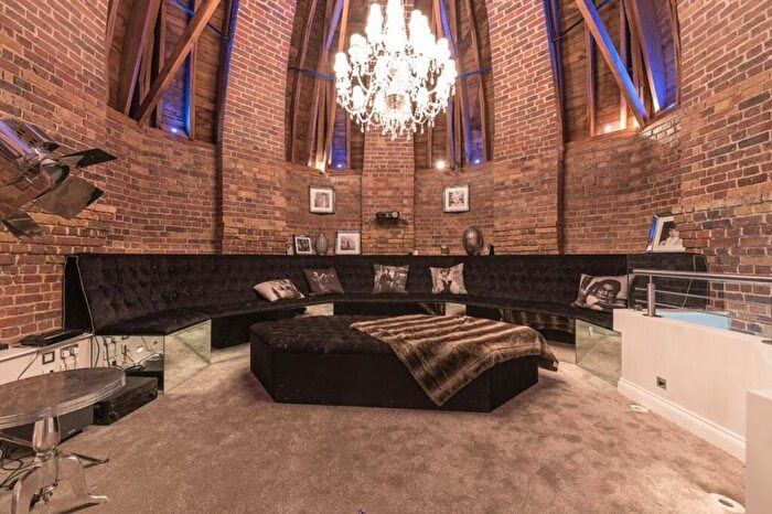 3 Bedroom Flat To Rent In The Dome, Princess Park Manor, N11