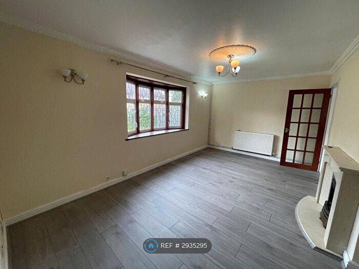 3 Bedroom End Of Terrace House To Rent In Roosevelt Way, Dagenham, RM10