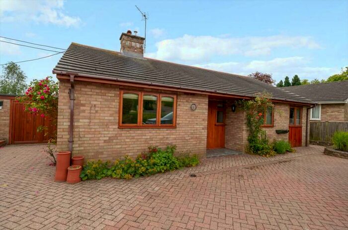 3 Bedroom Bungalow For Sale In Copse Road, Overton, RG25