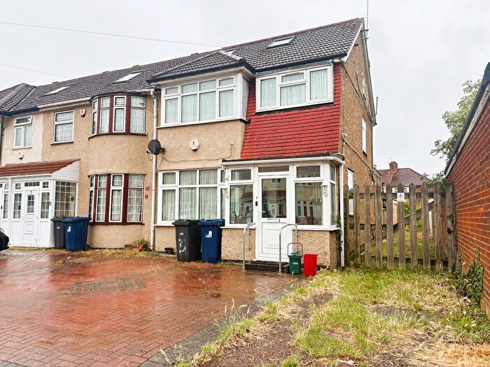 4 Bedroom Semi-detached House For Sale In St. Stephens Close, Southall, UB1