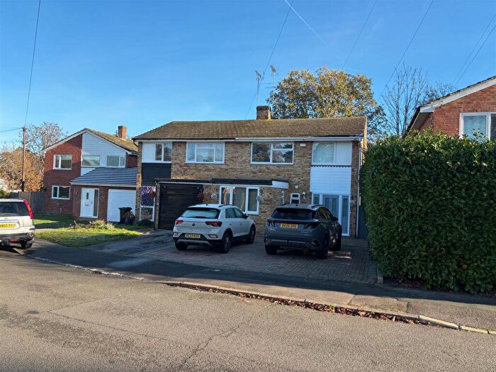 3 Bedroom Semi Detached House For Sale In Lyneham Road Crowthorne, RG45