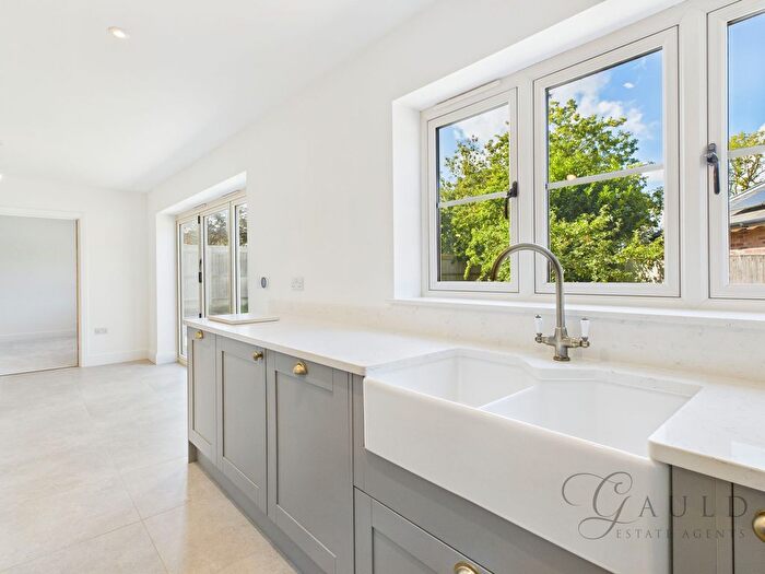 4 Bedroom Detached House For Sale In Buckingham Road, Silverstone, NN12