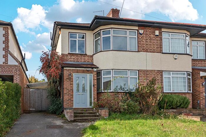 4 Bedroom Semi-Detached House For Sale In Onslow Gardens, London, N21
