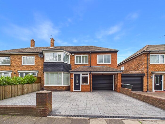 4 Bedroom Semi-Detached House For Sale In Beach Road, Tynemouth, NE30