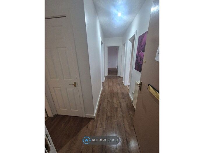 2 Bedroom Flat To Rent In Lochdochart Road, Glasgow, G34