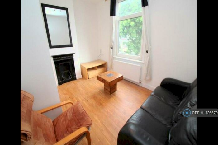 1 Bedroom Flat To Rent In King Lane, Leeds, LS17