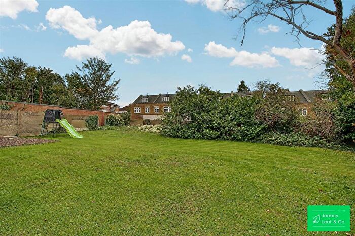 2 Bedroom Flat For Sale In Woodside Park Road, London, N12