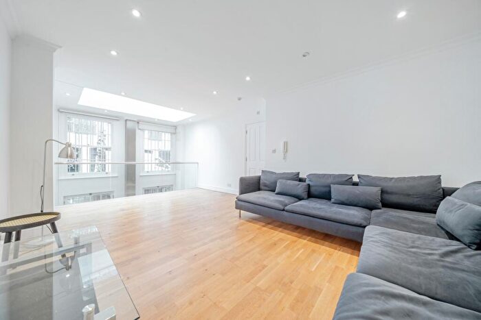 3 Bedroom Terraced House To Rent In Alie Street London, E1