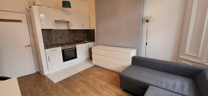 1 Bedroom Flat To Rent In Pen-Y-Lan Road, Cardiff, CF24