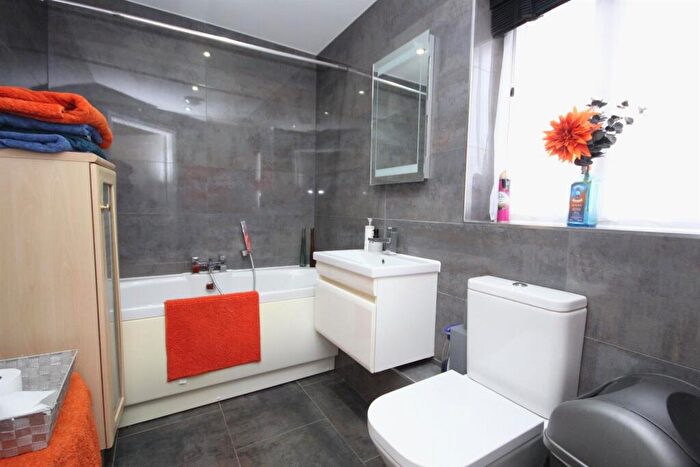 2 Bedroom Coach House For Sale In Greenacres Road, Locks Heath, Southampton, SO31