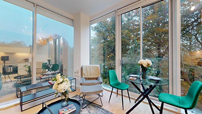 2 Bedroom Flat To Rent In Great West Road, Brentford, TW8