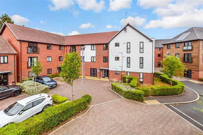 2 Bedroom Flat For Sale In Charlotte Way, Leybourne, West Malling, Kent, ME19