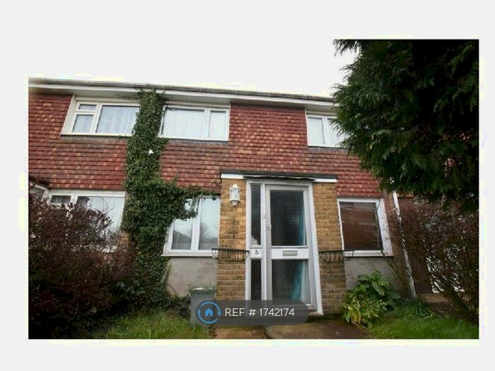 4 Bedroom Terraced House To Rent In Chichester Close, Basildon, SS14