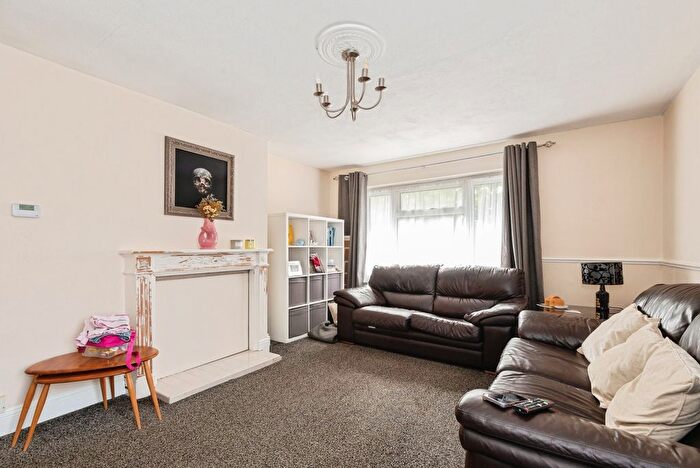 2 Bedroom Flat For Sale In Tilers Way, Reigate, Surrey, RH2
