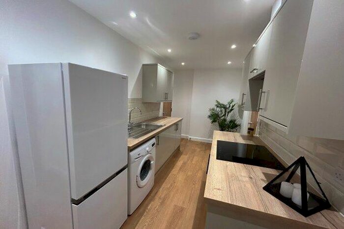 2 Bedroom Flat To Rent In Station Lane, Pontefract, WF7