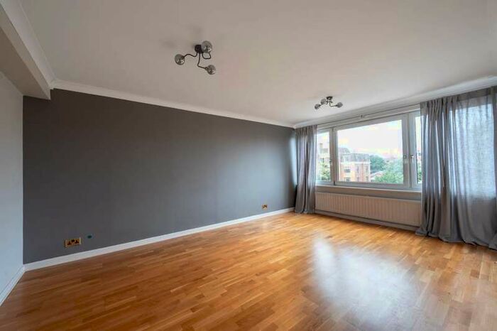 2 Bedroom Flat To Rent In Putney Hill, Putney, SW15