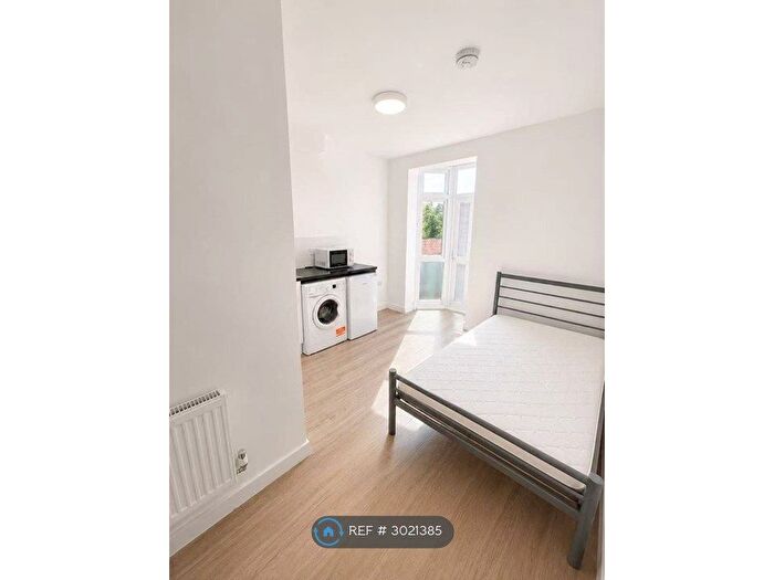 Studio To Rent In Cairnfield Avenue, London, NW2
