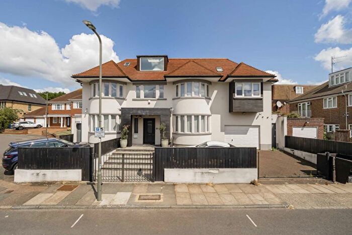 8 Bedroom Detached House To Rent In Fairholme Close, Finchley, N3