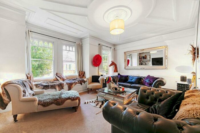 2 Bedroom Flat To Rent In Boundaries Road, Balham, London, SW12