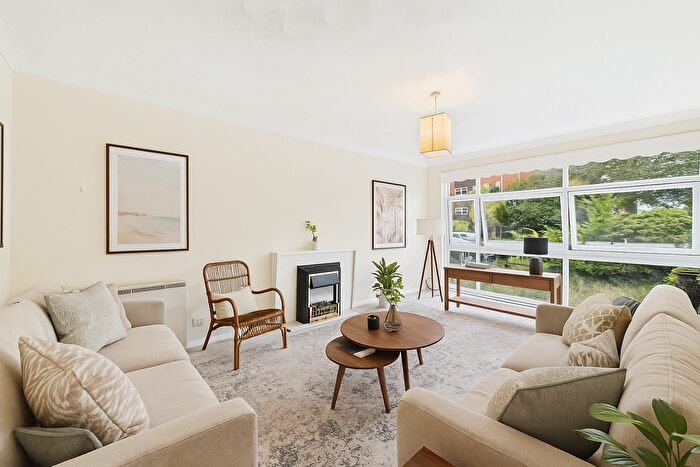 2 Bedroom Flat For Sale In Paddockhall Road, Haywards Heath, RH16