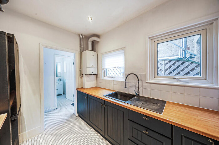 2 Bedroom Cottage For Sale In West Street, Carshalton, SM5