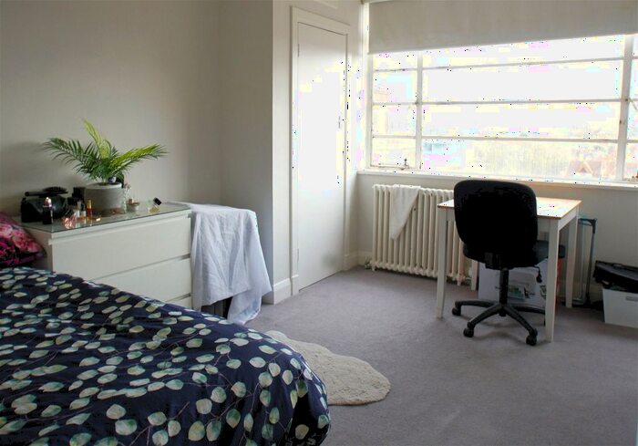 Studio To Rent In Balham High Road, London, SW17