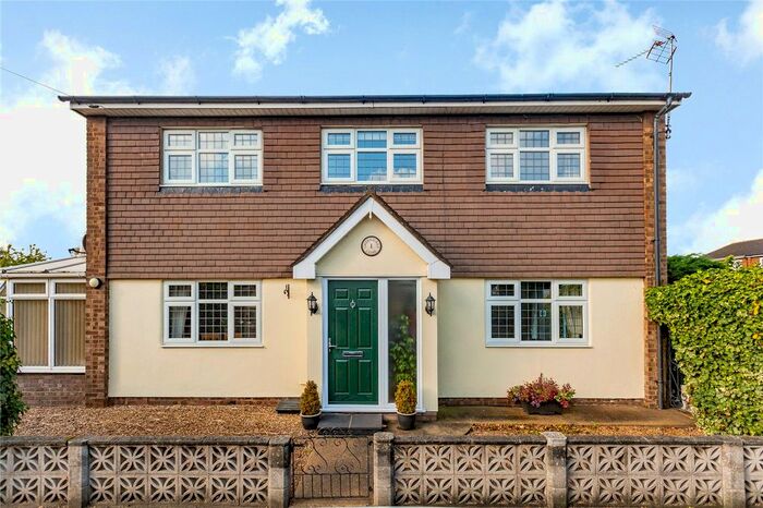 3 Bedroom Detached House For Sale In Greenacres Close, Rainham, RM13