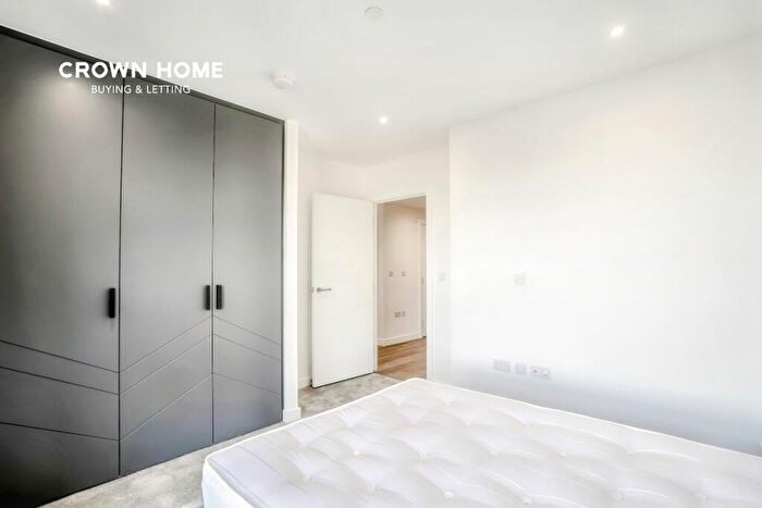 2 Bedroom Apartment To Rent In Darter Apartments, Woodberry Down, N4