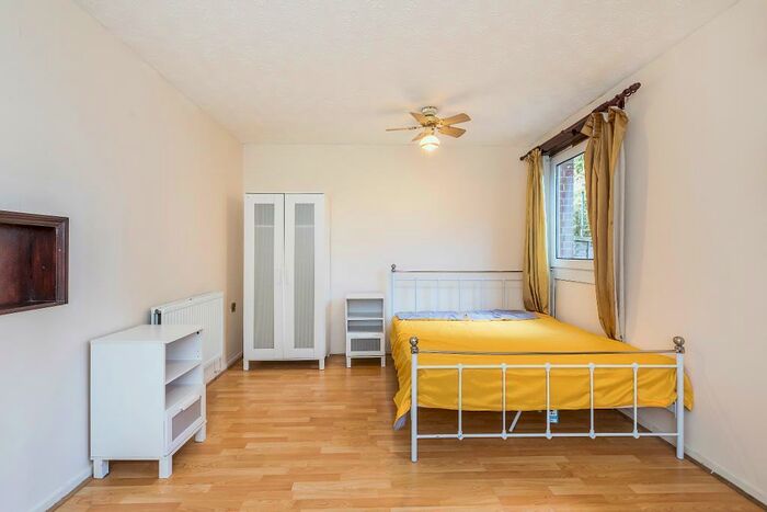 3 Bedroom Flat To Rent In Arbery Road, Mile End, London, E3