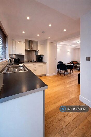 3 Bedroom Flat To Rent In Drummond Street, London, NW1