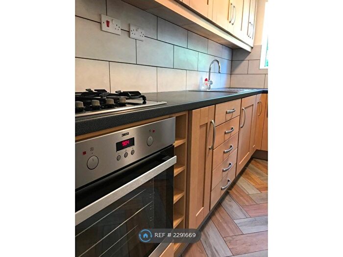 4 Bedroom Semi-Detached House To Rent In Broadlands Road, Southampton, SO17