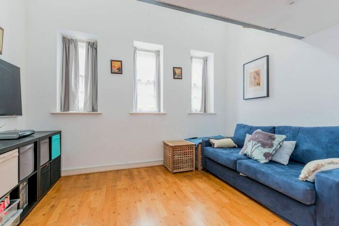 1 Bedroom Flat To Rent In Tollington Road, Islington, London, N7