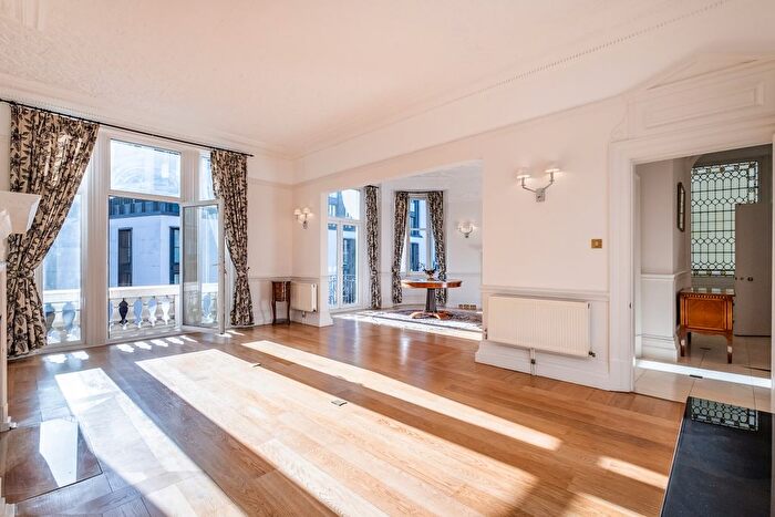 3 Bedroom Flat To Rent In Knightsbridge, London, SW1X
