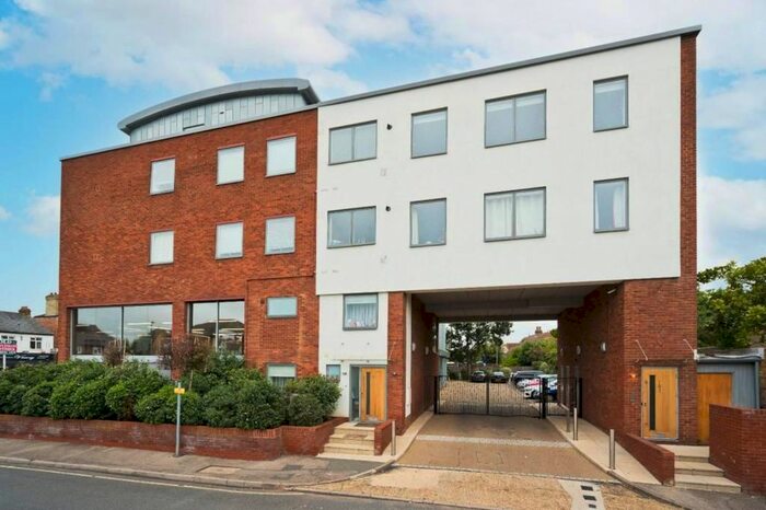 3 Bedroom Flat To Rent In Pemberton Road, East Molesey, KT8