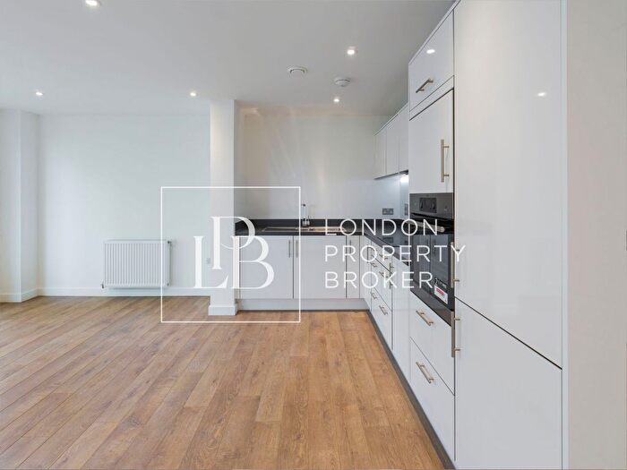 2 Bedroom Flat To Rent In Highland Street, London, E15