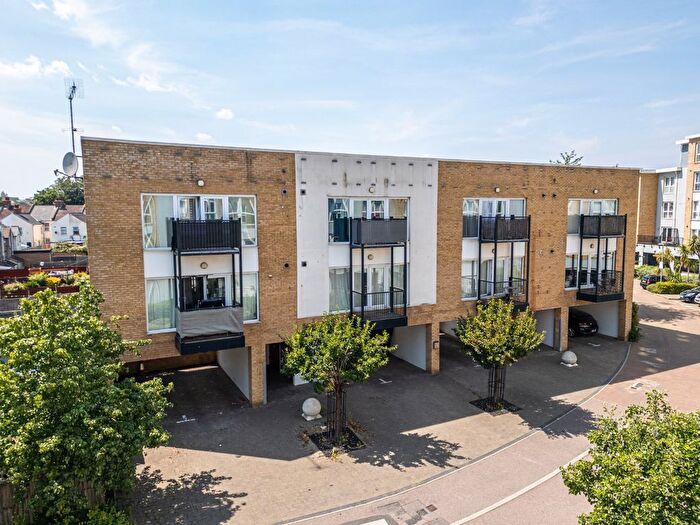 1 Bedroom Flat For Sale In Amazon Court, Admirals Way, Gravesend, Kent, DA12