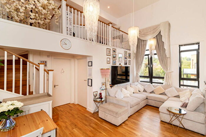 2 Bedroom Flat To Rent In Whyteleafe Hill, CR3